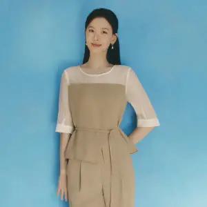 [롯데백화점]씨 5부 배색 세미 크롭 벨트 블라우스 BAD1448MS