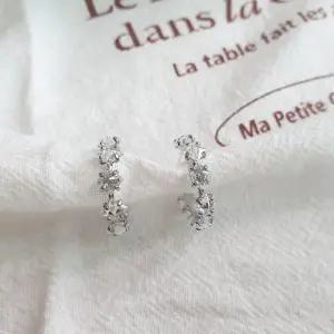 [하프클럽/]여성용 3색 하객 스타일 라운드 큐빅 핀 귀걸이