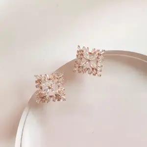 [하프클럽/]여성 반짝이는 지르코니아 미니 스터드 귀걸이