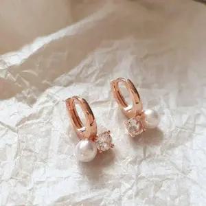 [하프클럽/]여성 일상 데이트룩 큐빅 진주 원터치 귀걸이