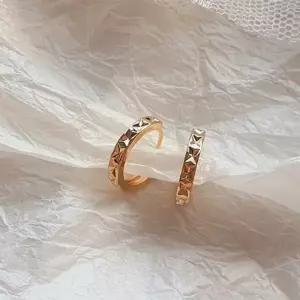 [하프클럽/]여성 일상복 필수 아이템 세련된 컷팅 원터치 링 귀걸이