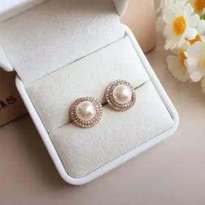 [하프클럽/]여성 골져스 일상복 큐빅 진주 들러리 귀걸이