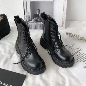 모던 베이직 여성 레더 레이스업 첼시 워커 LK-W6696