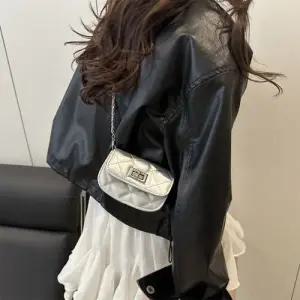 천진반 여사친 여름 데일리룩 가방 미니백 체인 실버 시크릿백 스퀘어백 KUK2