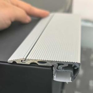 호환상품  색상의 인기 있는 알루미늄 프로파일 계단 모서리  미끄럼 방지 L자형 검정 타일 노징 스트립