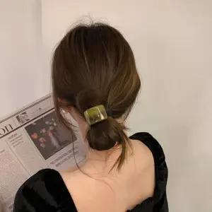 올림머리 반묶음 로맨틱무드 곡선 사각포인트 머리끈 짱짱한머리끈 귀여운머리끈