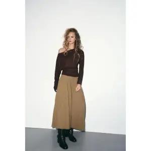 ZARA 나일론 미디 스커트 - 다크 베이지 413076