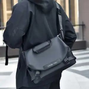 남자 대학생 캠퍼스 룩 워크샵 엠티 메신저 크로스 백 캐주얼데일리가방