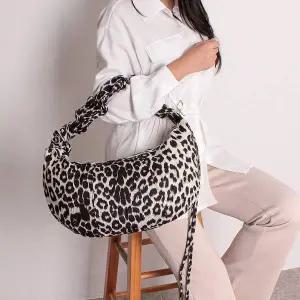 미콘 25004 호피 반달 숄더백 핸드백 여성가방