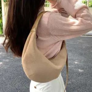 라탄 하프문 숄더백 체인스트랩 여름 데일리 여성 가방