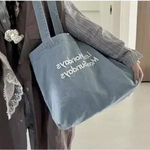 데님스타일 영문로고 심플라인 데일리 숄더백