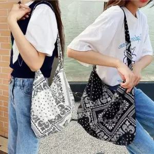 크로스 페이즐리 편한 숄더백 반다나