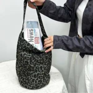 호피 원통 숄더백 레오파드 가방 그린