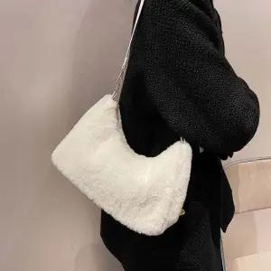 연말모임 겨울 숄더백 여성핸드백 정장패션 인조퍼