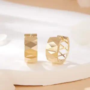 [비앤비골드] 14K 볼륨 삼각 다이아컷 원터치 링 귀걸이 한쌍 MNE42502