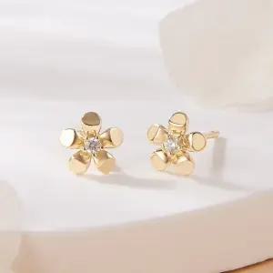 [비앤비골드] 14K 큐빅 페틀 플라워 침귀걸이 한쌍 MNE42508