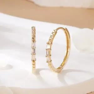 [비앤비골드] 14K 볼륨 스터드 바게트 큐빅 원터치 링귀걸이 L 한쌍 MNE42505