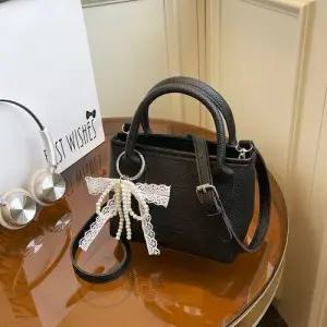 샤오원샵 여친 오피스룩 크로스백 버킷백스타일 솔리드 스퀘어백 키작녀 가방 꾹5