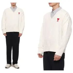 [아미]23SS 남성 하트 로고 브이넥 니트 (UKS208 016 175 M 23S)