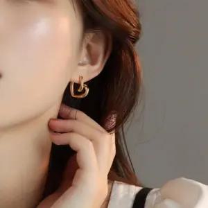 [무슈봉]s925 출근룩 데일리 포인트 하트 귀걸이