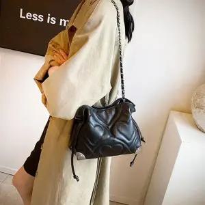 쇼핑백 숄더백코디 여성 직장인 외출 미니 핸드백