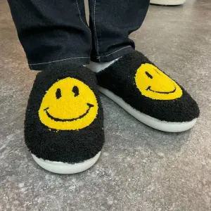 남성용 블랙 슬리퍼 스마일 뽀글이 스마일 슬리퍼 JUNA