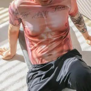 킹받는 근육 티셔츠 근육맨 티 진짜같은 몸짱 옷 반팔 웃긴 선물 타투 문신