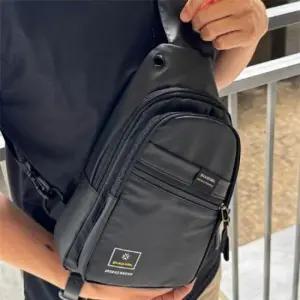 사선 지퍼 밀착 바디 데일리 케이블 구멍 슬링백