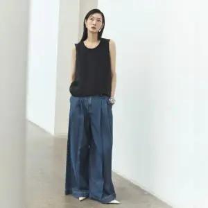 르네크루 26SS 플리츠 데님팬츠