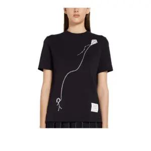 [톰브라운] 여성 미세스 톰 카이트 엠브로이더리 반팔 티셔츠 125386737