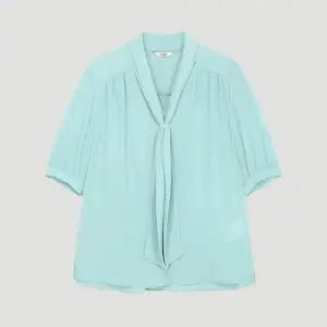 [백화점 정품] 리스트 셔링 타이넥 블라우스 TWWBLP62010