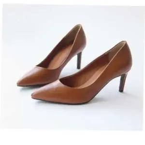 정장 슬링백힐 캐주얼 뾰족코 가죽 여성 미들힐