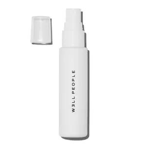 웰 피플 듀 유어 메이크업 미스트 3-in-1 세팅 스프레이는 피부를 프라이밍 및 활력을 주며 듀이 피니시