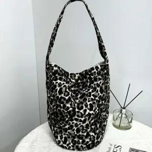 호피 원통 숄더백 레오파드 가방 아이보리