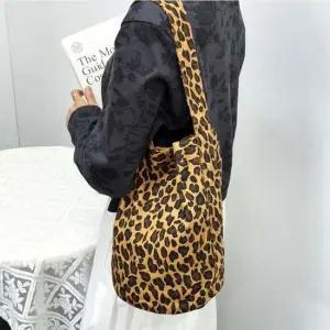 호피 원통 숄더백 레오파드 가방 탄브라운