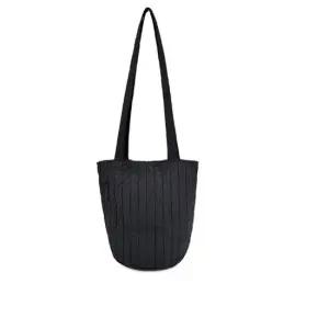 롱 숄더백 여성 원통 패딩 퀼팅 데일리 가방 블랙