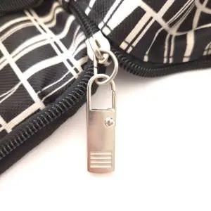 손잡이 실버 지퍼 셀프