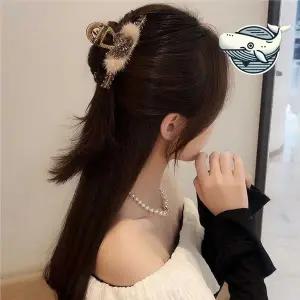 포인트 큐빅 장식 여성 집게핀 하객룩 데이트룩 반묶음집게핀