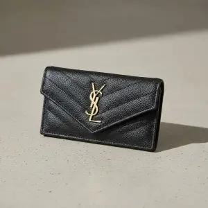 FW25 여성 마틀라세 플랩 카드지갑612808 BOW01 1000