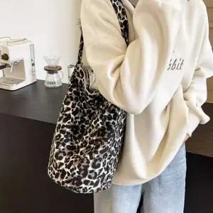 여성 호피 무늬 가벼운 숄더 백 원통 가방 아이보리
