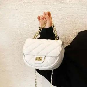 체인줄 광택 퀼팅 미니 하객룩 숄더백 가방 아이보리