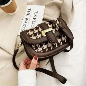 숄더백 하운드 반달 체크 미니백 하객 가방 Brown