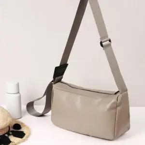 학생 크로스 숄더백 스트랩 심플 가방 베이지