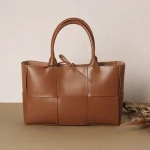 토트백 빅 가죽 위빙 포인트 스퀘어 가방 탄