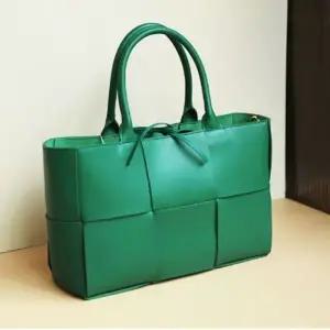 토트백 빅 가죽 위빙 포인트 스퀘어 가방 그린