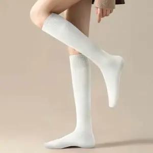 여성 캐주얼 세미룩 하객룩 패션 니삭스 양말 코디