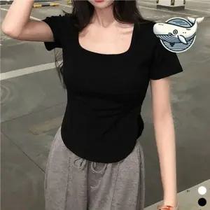 여름 스퀘어넥 블랙 반팔 티셔츠 스타일리시 트임 스퀘어넥 티셔츠 여름 반팔