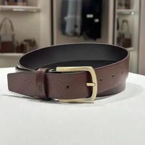 [닥스](강남점)DBBE4E150W3 브라운 음각 체크패턴 가죽 남성벨트