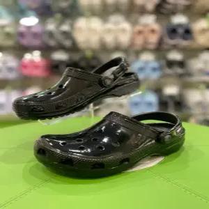 [크록스] 크록스 클래식 하이샤인 클로그 209609-001 유광 블랙