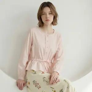 [포커스](팩토리스토어 강남점)페미닌 스트링 페플럼 블라우스_PBVFF6S1BL5151